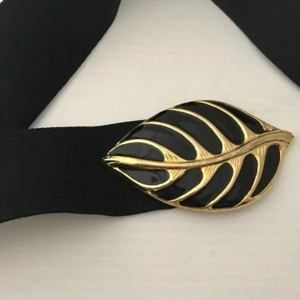 #3176 Womens black stretch belt with gold leaf vintage Daylor USA 38 in length